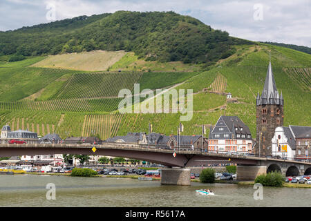 Bernkastel, Germania. Ponte sulla Mosella, unendo Bernkastel Kues e. Chiesa di S. Michele e Torre Medievale sulla destra. Foto Stock