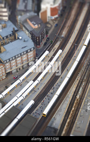 London, Regno Unito - 03 luglio, 2013. Vista aerea di pendolari in attesa di un treno sulla piattaforma di London Bridge stazione ferroviaria, Londra, Regno Unito. Messa a fuoco selettiva Foto Stock