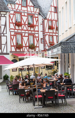 Bernkastel, Germania. Un cafè sul marciapiede, casa in legno e muratura in background. Foto Stock