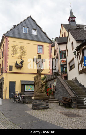 Bernkastel, Germania. Dietro il Crocifisso sulla parete della casa è il 1883 Nuovo anno di preghiera del parroco Hermann Kappen, San Lamberti Chiesa, Munster. Foto Stock