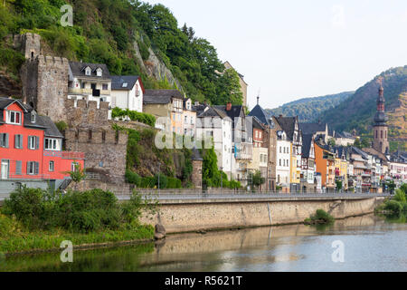 Cochem, Repubblica federale di Germania sulla Mosella. San Martino la chiesa cattolica, estrema destra. Foto Stock