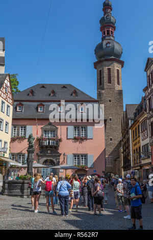 Cochem, Germania. Turisti in Piazza del Mercato, San Cristoforo Fontana, Chiesa di S. Martino. Foto Stock