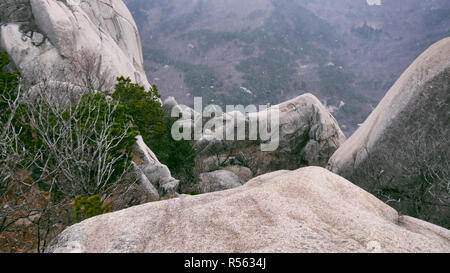 Il bella vista dalle alte montagne Ulsanbawi picco in Seoraksan National Park. Corea del Sud Foto Stock