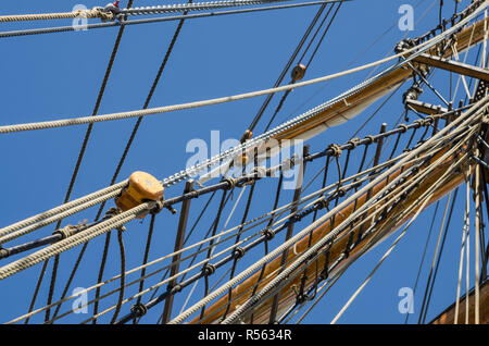 Standing rigging su una vecchia nave Foto Stock