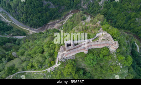 Rovinato Poenari castello sul monte Cetatea in Romania Foto Stock