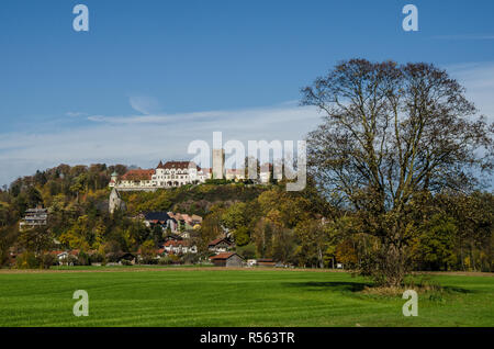 La romantica città di Neubeuern con il suo castello e facciate dipinte sulla storica piazza del mercato ha vinto la medaglia d'oro, "Germania il più bel villaggio Foto Stock