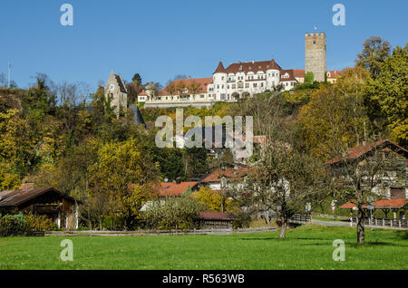 La romantica città di Neubeuern con il suo castello e facciate dipinte sulla storica piazza del mercato ha vinto la medaglia d'oro, "Germania il più bel villaggio Foto Stock