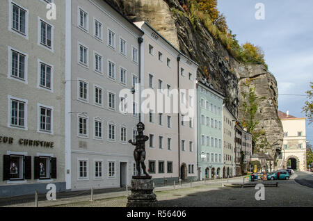 Omaggio a Mozart questa strana statua da Markus Lüpertz offre un busto del famoso compositore plopped sulla cima di un corpo della donna. Foto Stock