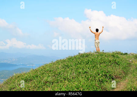 Belle Montagne Paesaggio con lago in Hongkong e uomo sulla parte superiore Foto Stock