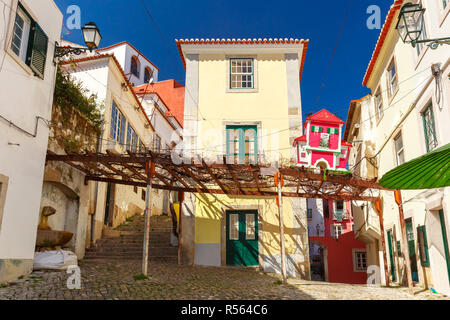 La molla tipica strada di Lisbona, Portogallo Foto Stock