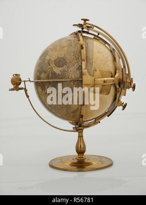 Globo della luna. Un mondo che rappresenta la superficie visibile della luna, costruito da triangoli misurato con un micrometro. [Londra?] : J. Russell, 1797. 1 globe : col., su di un supporto in metallo con metallo anello meridiano, ora anello e miniatura globo terrestre attaccato ; 30 cm. in diam.; Scala non dato. Fonte: Mappe G.45 visualizza 5. Autore: Russell, John. Foto Stock