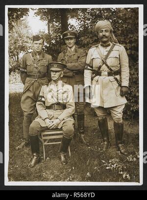 Gen. Sir James Willcocks e il suo staff personale nel giardino presso la sua sede centrale [Merville, Francia]. Full-length ritratto seduto, in uniforme, con i tre membri del suo staff personale dietro di lui. Sirdar Bahadur Khwaja Mahomed sorge a destra. Il 31 luglio 1915. Record dell'esercito indiano in Europa durante la Prima Guerra Mondiale. Xx secolo, 31 luglio 1915. Gelatina stampe d'argento. Fonte: Foto 24/(186). Autore: Girdwood, H. D. Foto Stock