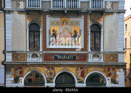 Canal Grande facciata della casa Salviati, Dorsoduro, Venezia, Italia, con splendidi mosaici della pubblicità dei prodotti di vetreria Salviati Foto Stock