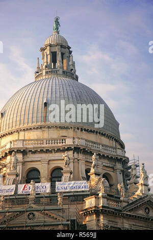 Chiesa di Santa Maria della Salute, Dorsoduro, Venezia, sul Canal Grande: la famosa cupola, con i ponteggi al di sotto Foto Stock