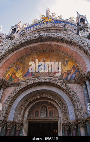 Close-up del bel mosaico di 'L'ultima sentenza' sopra l'ingresso principale della Basilica di San Marco, Venezia, Italia Foto Stock