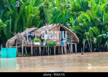 Tradizionale vietnamita palafitta costruita su pali di legno e di bambù, canne e rattan del Cai Rang River, Can Tho, provincia Sud Vietnam Foto Stock