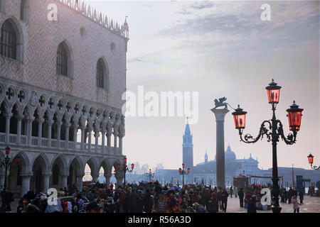 Palazzo Ducale e la Piazzetta San Marco, Venezia, Italia: vista verso la Chiesa di San Giorgio Maggiore attraverso il Bacino San Marco Foto Stock
