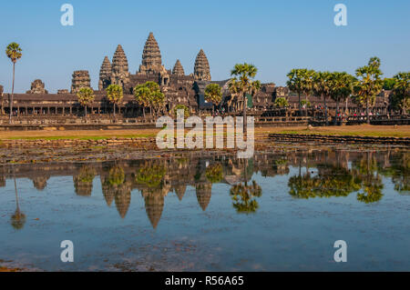 Angkor Wat, dedicato a Vishnu, preso da tutto il lago, Siem Reap, Cambogia, Sud-est asiatico Foto Stock