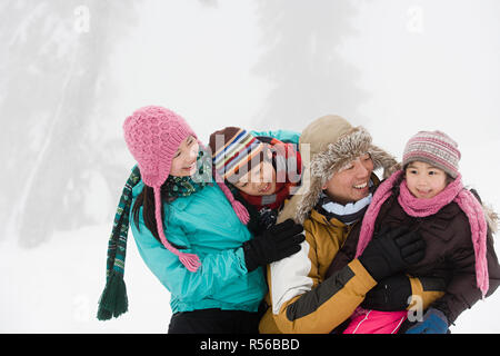 Famiglia divertimento in inverno Foto Stock