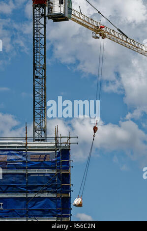 Una torre gru da cantiere lavora con vento forte in mezzo a un blu cielo nuvoloso sulla nuova unità home sito di costruzione, Australia, novembre 2018 update e151ene. Foto Stock