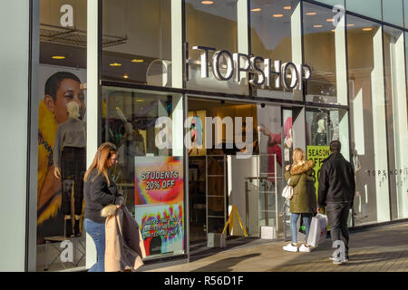 WINDSOR, Inghilterra - Novembre 2018: Segno sopra l'ingresso ad un ramo della catena di abbigliamento Topshop, parte di Sir Philip Green impero, nella città di Windsor Foto Stock