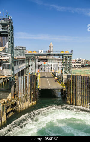 SEATTLE, WA, Stati Uniti d'America, - Giugno 2018: Vuoto rampa di carico come un traghetto si avvicina al terminale del traghetto a Seattle Foto Stock