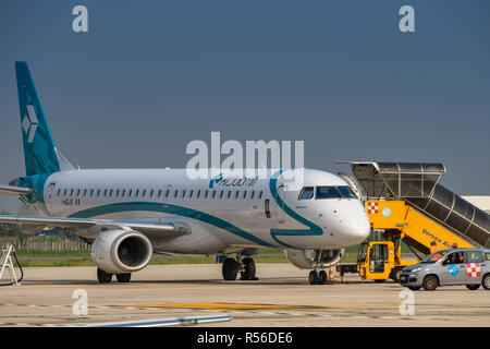 Air Dolomiti jet su terreno presso l aeroporto di Verona, Italia Foto Stock