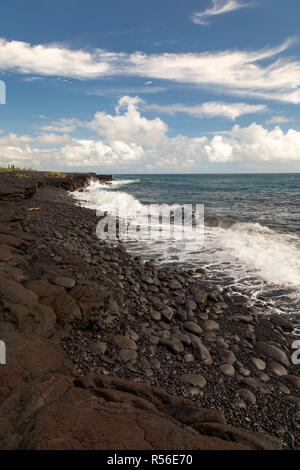 Kalapana, Hawaii - i resti del nuovo Kaimu spiaggia di sabbia nera, creato da un 1990 flusso lavico, sulla costa del Pacifico nella Puna quartiere della grande è Foto Stock