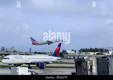 American Airlines decollare su Delta Foto Stock