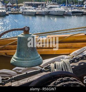 La nave Bell su una vecchia barca a vela Foto Stock