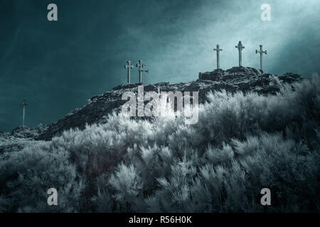 Croci cristiane sulla cima di una montagna. Usato analogico filtro a infrarossi e altri filtri digitali. Foto Stock