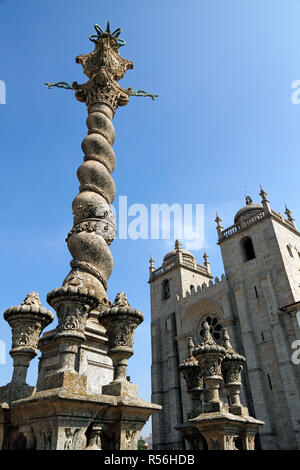 La cattedrale di Porto (Portoghese: Sé do Porto), a partire dal XII/XIII secolo, è uno dei più importanti monumenti romanici in Portogallo. Foto Stock