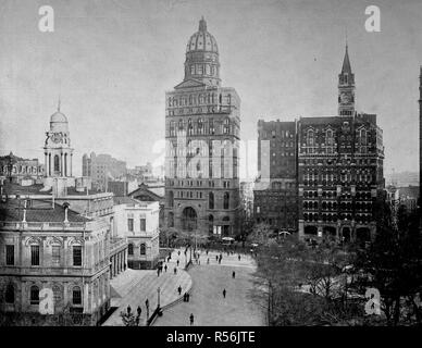 Presso il City Hall Park di New York sulla sinistra il Municipio, l'edificio più alto con la cupola, il giornale Mondo Foto Stock