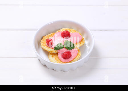 American pancake con yogurt e lamponi Foto Stock