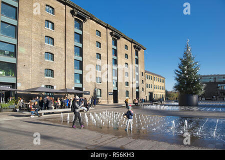 Fontane Granaio Square Kings Cross London Inghilterra England Foto Stock