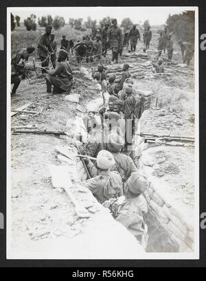 La fanteria indiano scavando trincee [Fauquissart, Francia]. Il 9 agosto 1915. Record dell'esercito indiano in Europa durante la Prima Guerra Mondiale. Xx secolo, 9 agosto 1915. Gelatina stampe d'argento. Fonte: Foto 24/(299). Autore: Girdwood, H. D. Foto Stock