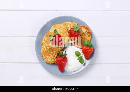 American pancake con yogurt e fragole Foto Stock