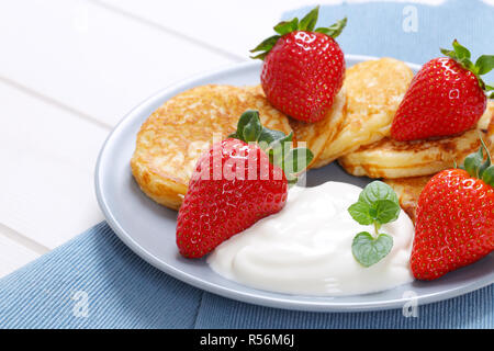 American pancake con yogurt e fragole Foto Stock