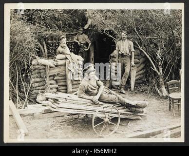 Scena in una batteria nella parte anteriore [Laventie, Francia]. Il 4 agosto 1915. Record dell'esercito indiano in Europa durante la Prima Guerra Mondiale. Xx secolo, 1915. Gelatina stampe d'argento. Fonte: Foto 24/(232). Autore: Girdwood, H. D. Foto Stock