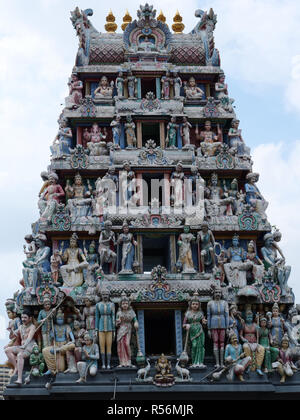 Ingresso scolpiti o gopuram indù Mariamman tempio in Cina città della città-stato di Singapore, che serve come rifugio per i nuovi immigrati. Foto Stock