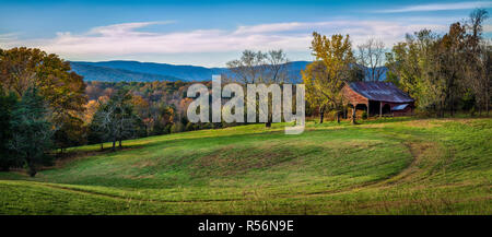 Il vecchio fienile e prato in colline ai piedi delle Blue Ridge Mountains vicino libera unione in Virginia centrale Foto Stock