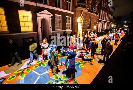 I membri del pubblico di interagire con un'arte lavoro intitolato Avenue che viene proiettata su una strada e fa parte del festival delle arti di leggende urbane: Northern Lights attuale luogo di Hull. Foto Stock