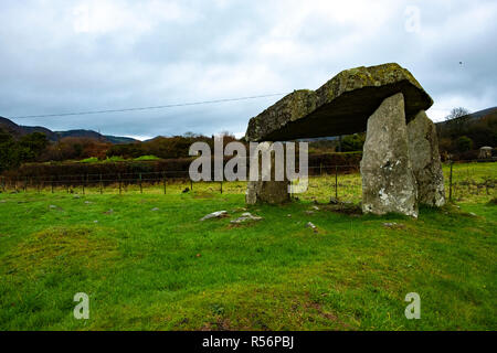 BallyKeel Dolmen e Caino presso l'anello di Gullion Area di straordinaria bellezza naturale Foto Stock