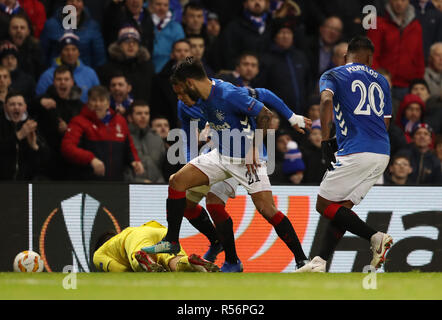 Rangers' Daniel Candeias sfide Villarreal di Pablo Fornals portando ad una seconda prenotabile offesa e cartellino rosso per Candeias durante la UEFA Europa League, gruppo g corrispondono a Ibrox Stadium, Glasgow. Foto Stock