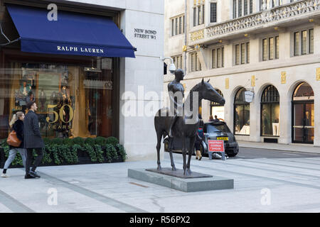 Giovane oltrepassando Ralph Lauren e una statua equestre su New Bond Street Londra Foto Stock