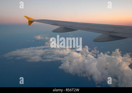 Sunrise la mattina presto al di sopra del Mare Mediterraneo e soffice cielo, vista dalla finestra di piano. Spagna Foto Stock