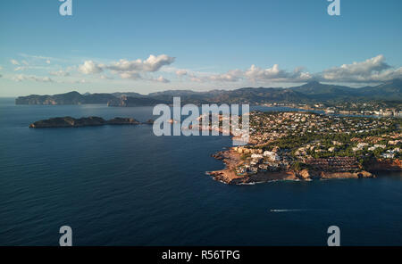 Vista aerea di costa vicino a Port Adriano, situato appena sotto le scogliere del piccolo quartiere di El Toro, un'area in comune di Calvia Foto Stock