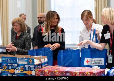 U.S prima signora Melania Trump, aiuta i volontari assemblare militare kit comfort per dispiegato truppe americane presso la Croce Rossa Americana sede Novembre 27, 2018 a Washington D.C. Foto Stock