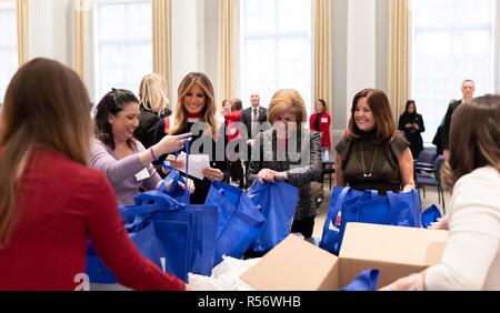 U.S prima signora Melania Trump, sinistra e Karen Pence, destra, moglie del Vice Presidente Mike Pence aiutare i volontari assemblare militare kit comfort per dispiegato truppe americane presso la Croce Rossa Americana sede Novembre 27, 2018 a Washington D.C. Foto Stock