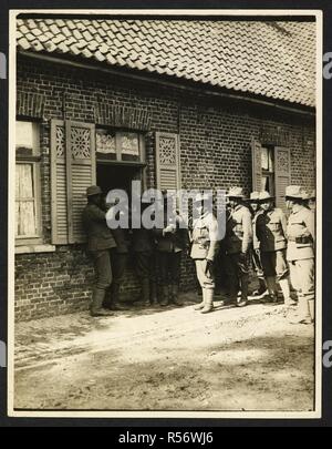 Un Gurkha mensa [St Floris, Francia]. Gli uomini del nono Gurkhas riuniti attorno alla mensa che serve finestra, 23 luglio 1915. Record dell'esercito indiano in Europa durante la Prima Guerra Mondiale. Xx secolo, 23 luglio 1915. Gelatina stampe d'argento. Fonte: Foto 24/(58). Foto Stock